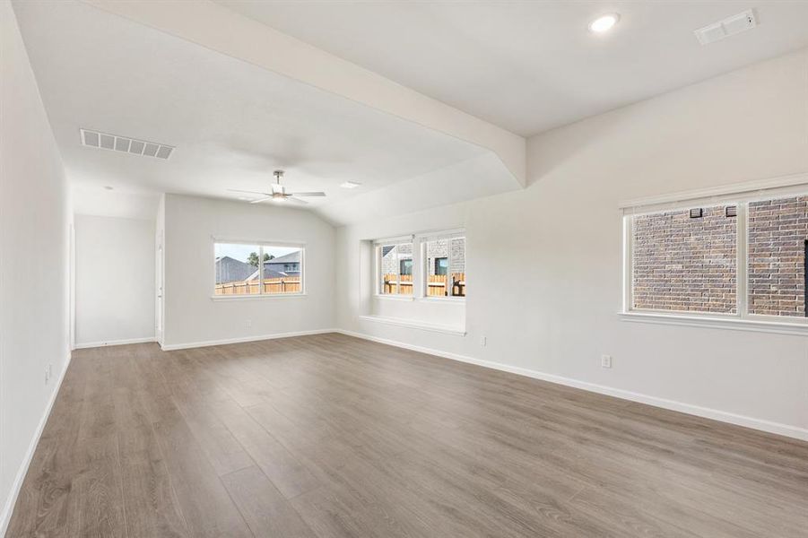 Spacious, unfurnished interior of a new home in Eagle Glen Elements, Alvarado (Image 31).