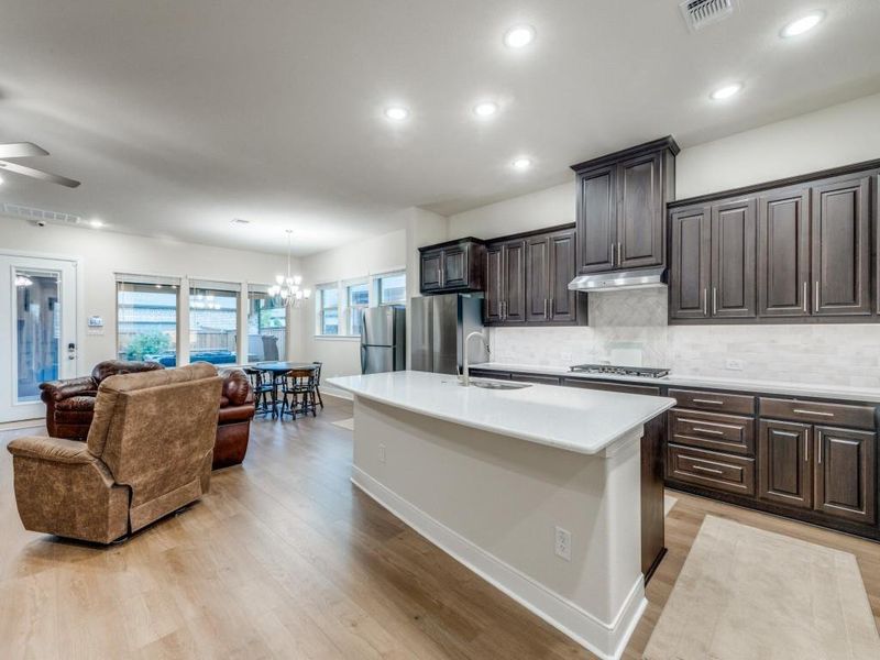 Amazing kitchen with quartz counter tops and lots of cabinets. Very light and bright.