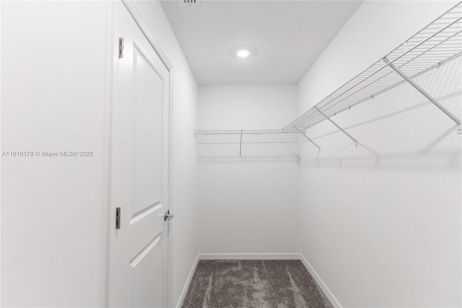 Spacious, unfurnished interior of a new home in Inman Groves, Winter Haven (Image 33). Spacious, unfurnished interior of a new home in Inman Groves, Winter Haven (Image 33).