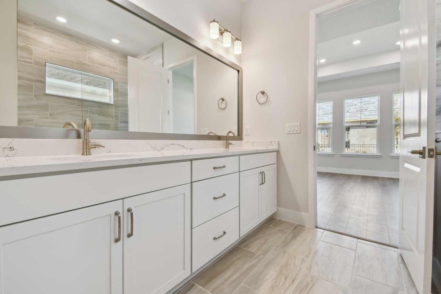 The Callisto - Owner's Bath The Callisto - Owner's Bath