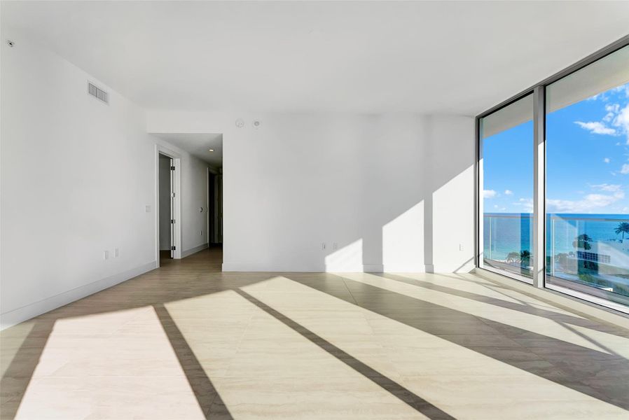 Spacious, unfurnished interior of a new home in , Fort Lauderdale (Image 25).