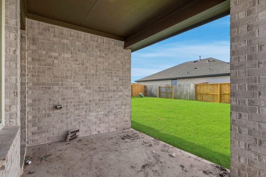 Exterior details and patio area of a home in Sunterra Lakes, Brookshire (Image 3).