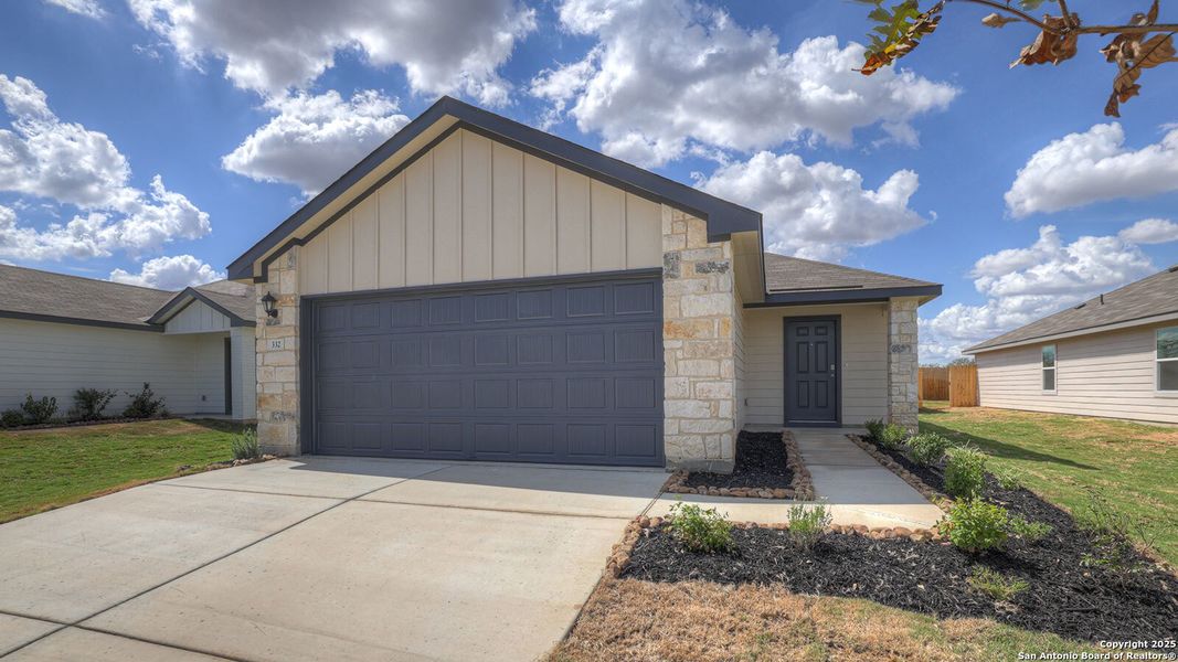 Exterior details and patio area of a home in Arroyo Ranch, Seguin (Image 3).
