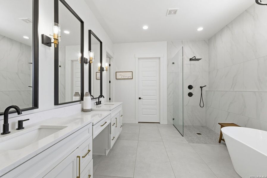 Furnished interior view inside a new home in , Bandera (Image 11).