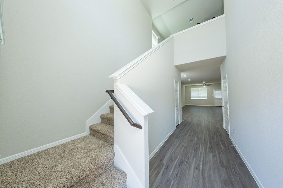 Spacious, unfurnished interior of a new home in Mackenzie Creek, Conroe (Image 17).