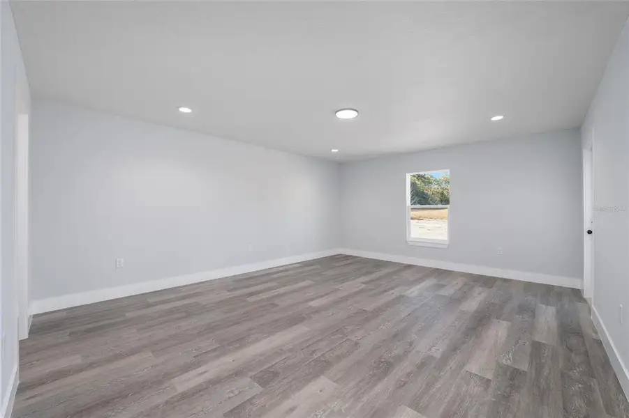 Spacious, unfurnished interior of a new home in , Dunnellon (Image 13).