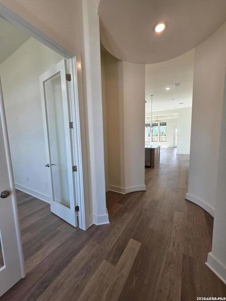 Spacious, unfurnished interior of a new home in Haby Hill 50s, San Antonio (Image 4).
