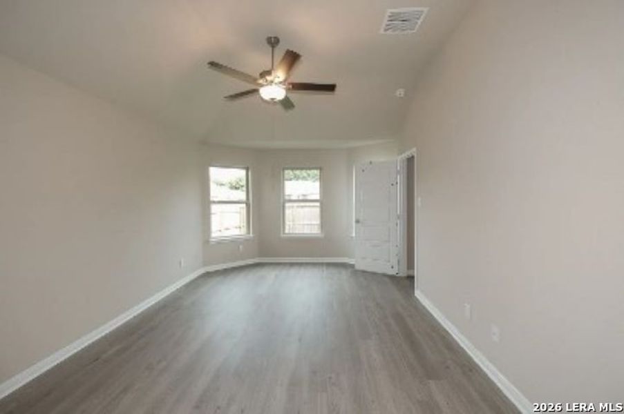Spacious, unfurnished interior of a new home in Greenfield, Seguin (Image 11).