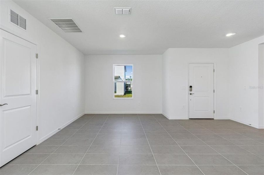 Spacious, unfurnished interior of a new home in Southpointe, Palmetto (Image 10).