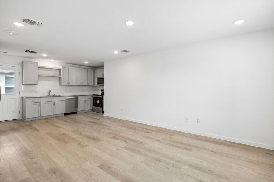 Spacious, unfurnished interior of a new home in Stokesbury, Waller (Image 23). Spacious, unfurnished interior of a new home in Stokesbury, Waller (Image 23).