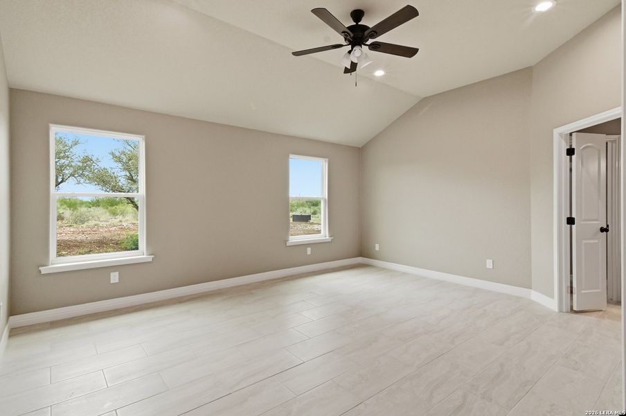 Spacious, unfurnished interior of a new home in , Uvalde (Image 26).