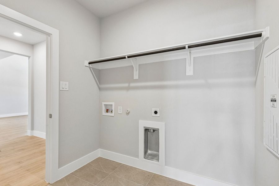 Spacious, unfurnished interior of a new home in Dove Hollow, Waxahachie (Image 28).