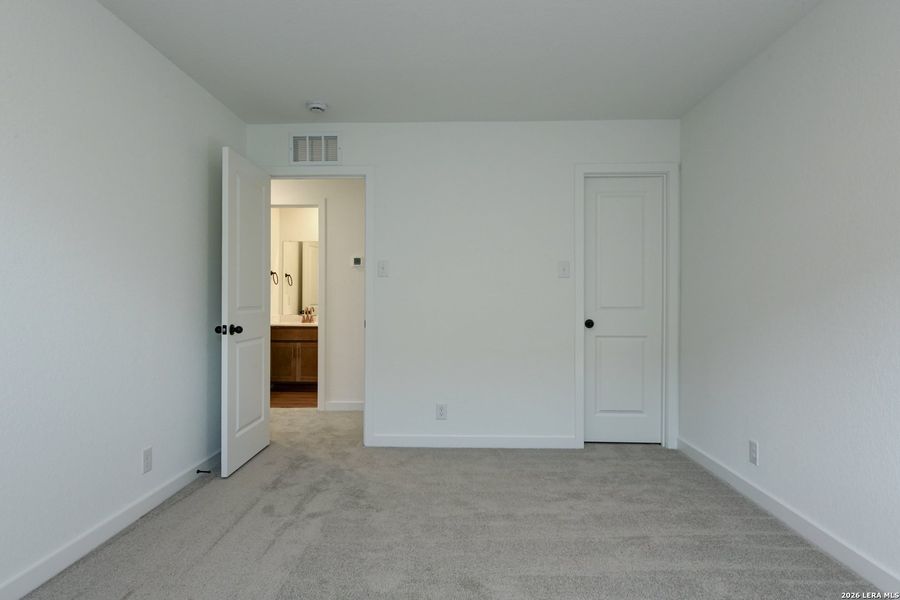 Spacious, unfurnished interior of a new home in Nopal Valley, San Antonio (Image 35).