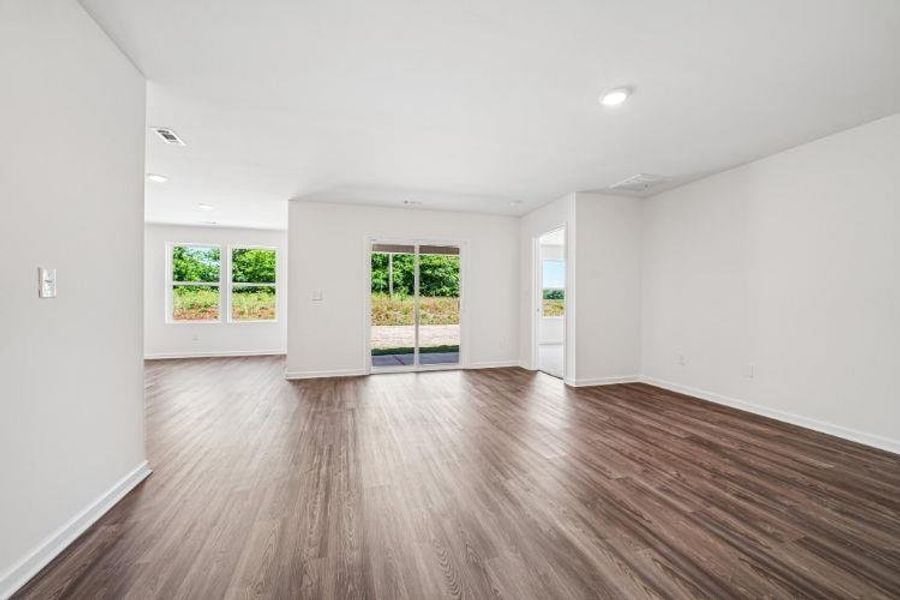 Spacious, unfurnished interior of a new home in Woodlake Landing, Hartwell (Image 9).