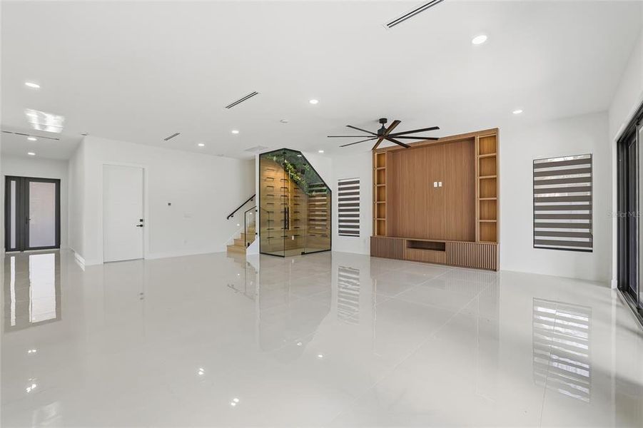 Spacious, unfurnished interior of a new home in , Tampa (Image 54).