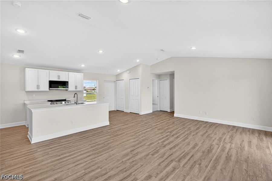 Spacious, unfurnished interior of a new home in Cape Coral, Cape Coral (Image 20).