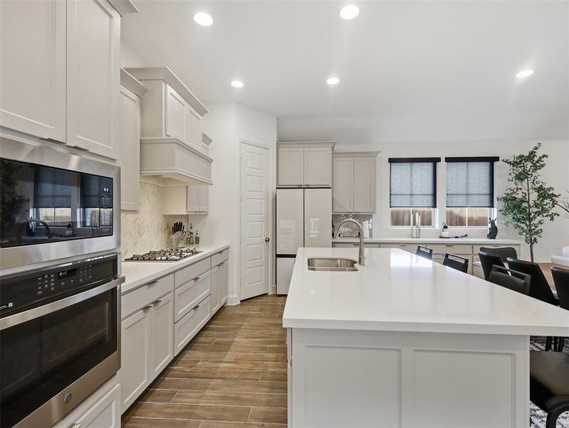 The kitchen and dining area provides ample storage!