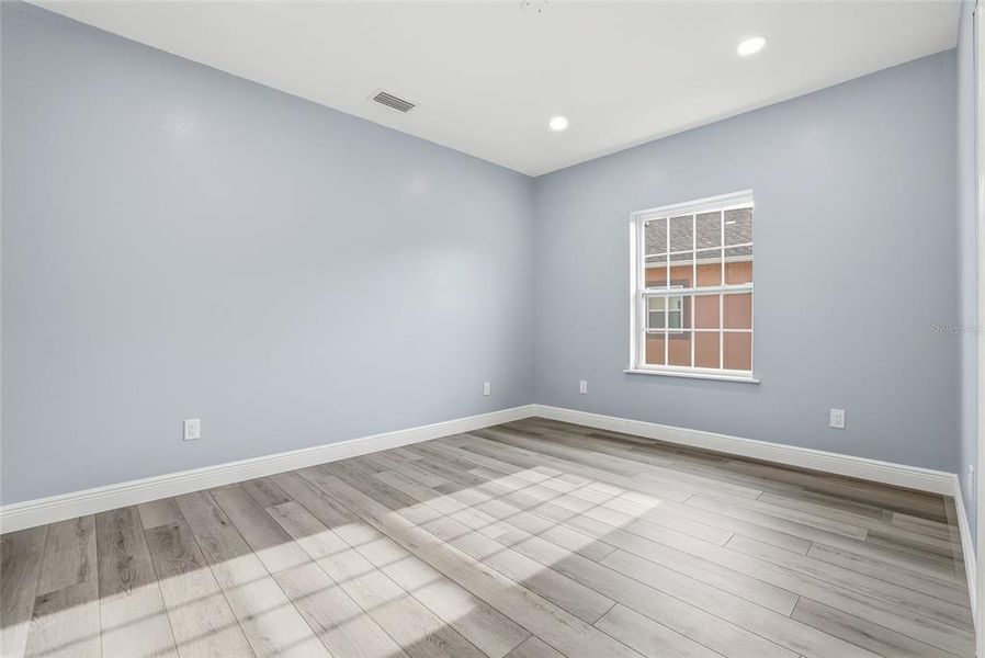 Spacious, unfurnished interior of a new home in , Tarpon Springs (Image 35).