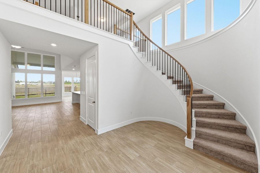 Spacious, unfurnished interior of a new home in The Colony, Bastrop (Image 29).