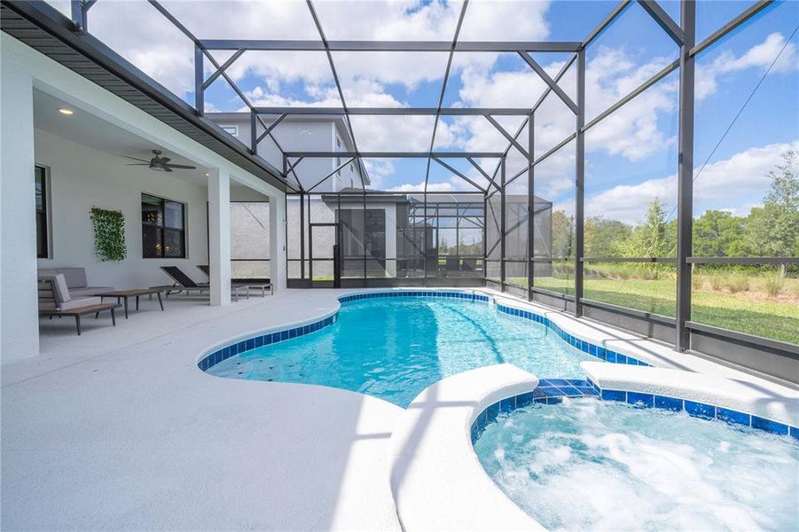 Exterior details and patio area of a home in , Orlando (Image 3).