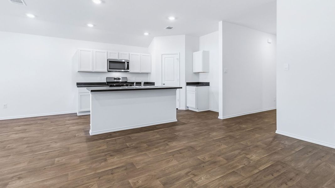 Image 32 representing the The Easton by D.R. Horton in Wayside, Uhland, TX.