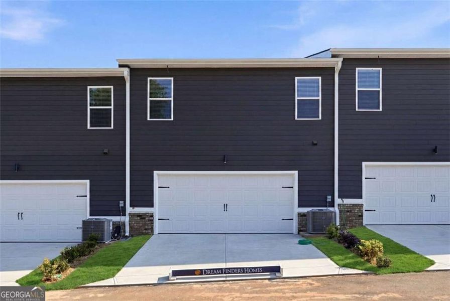 Front exterior of a new home in Parkway James, Snellville, GA, highlighting curb appeal (Image 18). Front exterior of a new home in Parkway James, Snellville, GA, highlighting curb appeal (Image 18).