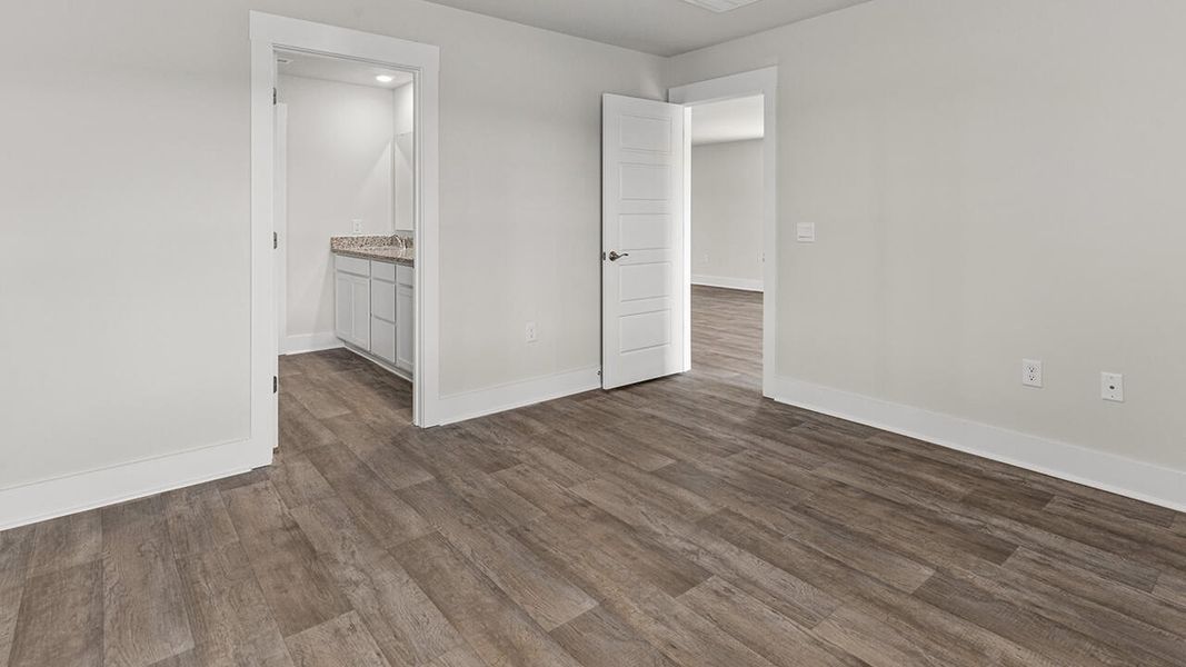 Spacious, unfurnished interior of a new home in Vineyard Trail, Jacksonville (Image 18).