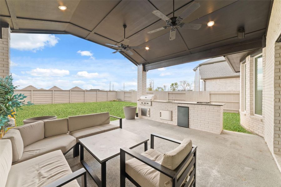 Exterior details and patio area of a home in Pomona 70' - Section 27, Manvel (Image 4).