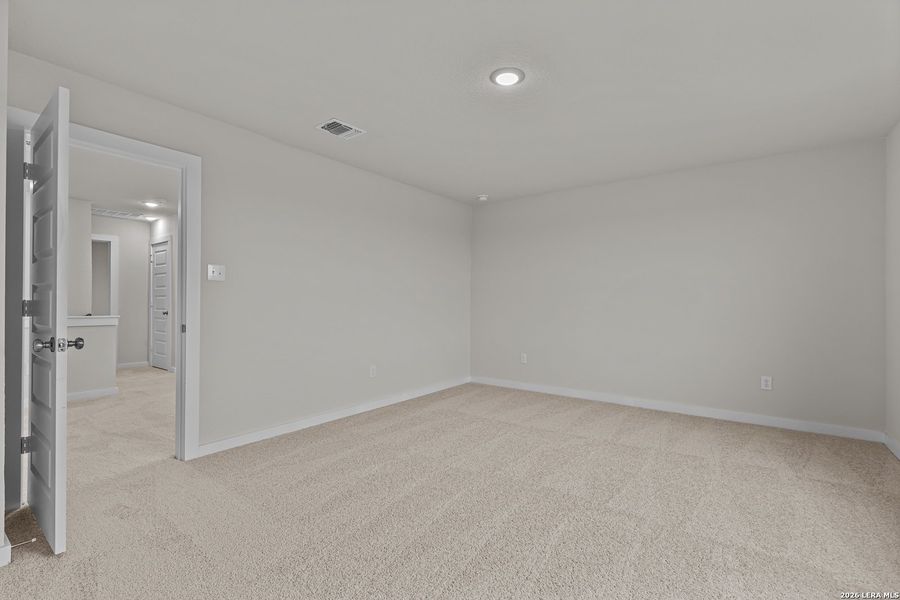 Spacious, unfurnished interior of a new home in Hacienda, San Antonio (Image 16).