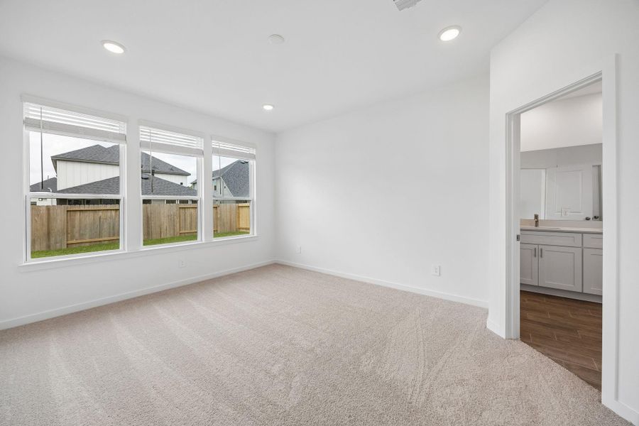 Spacious, unfurnished interior of a new home in Montgomery Bend, Montgomery (Image 13).