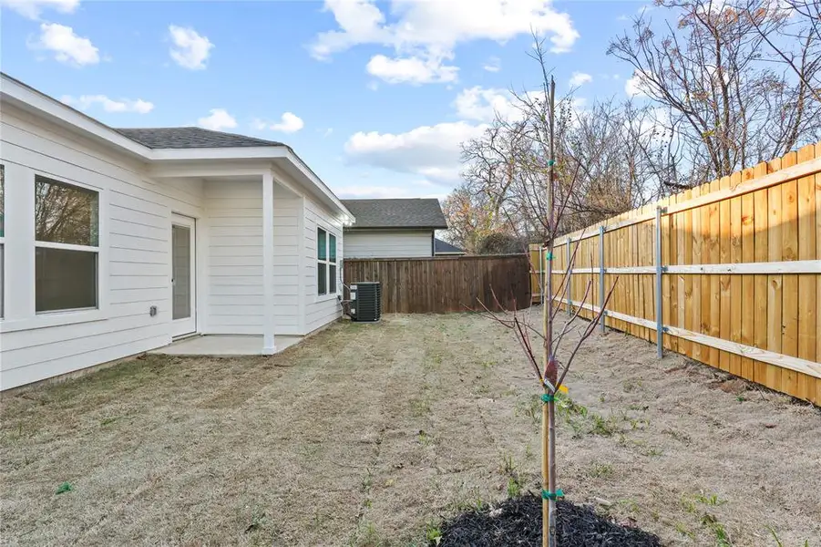 Exterior details and patio area of a home in , Dallas (Image 3).