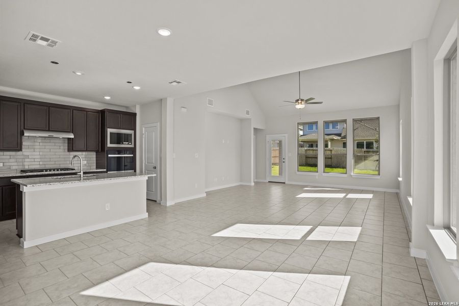 Spacious, unfurnished interior of a new home in Stillwater Ranch, San Antonio (Image 41).