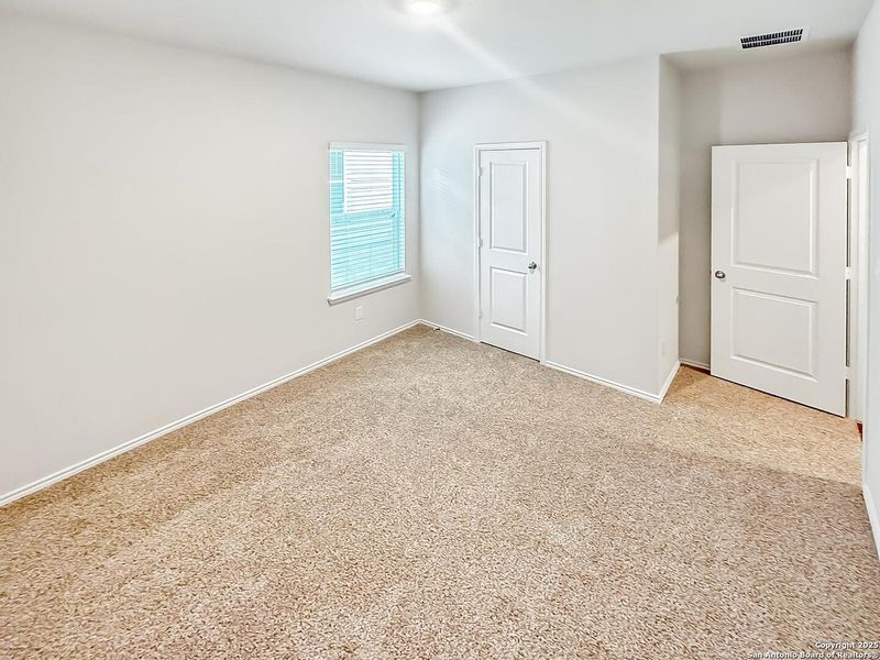 Spacious, unfurnished interior of a new home in Winding Creek, New Braunfels (Image 13).