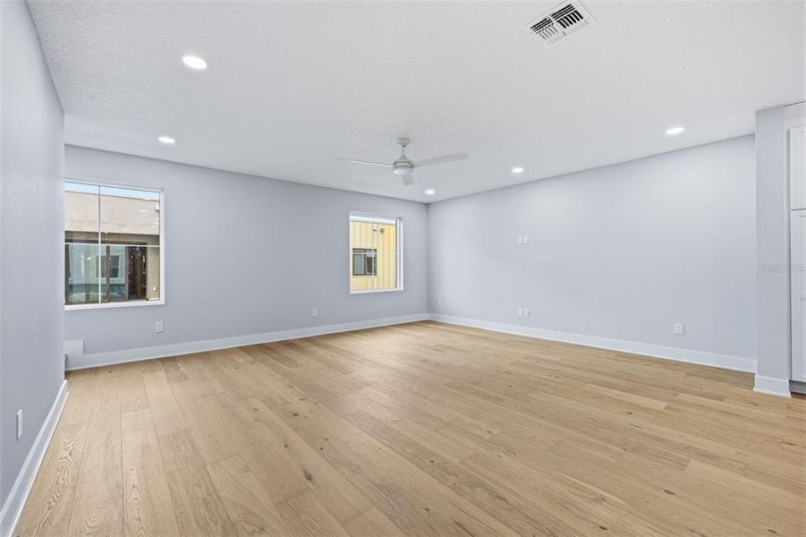 Spacious, unfurnished interior of a new home in , Tampa (Image 20).