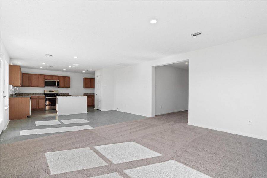 Spacious, unfurnished interior of a new home in Vida Costera, Texas City (Image 24).