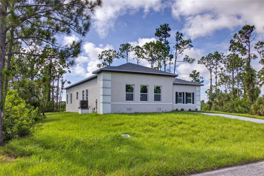 Exterior details and patio area of a home in , Port Charlotte (Image 31).