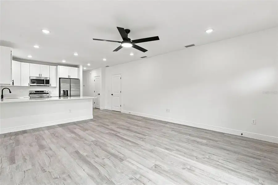 Spacious, unfurnished interior of a new home in , Deland (Image 17).