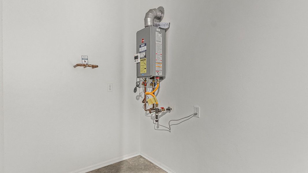 Spacious, unfurnished interior of a new home in Barnett Village, Marana (Image 43).