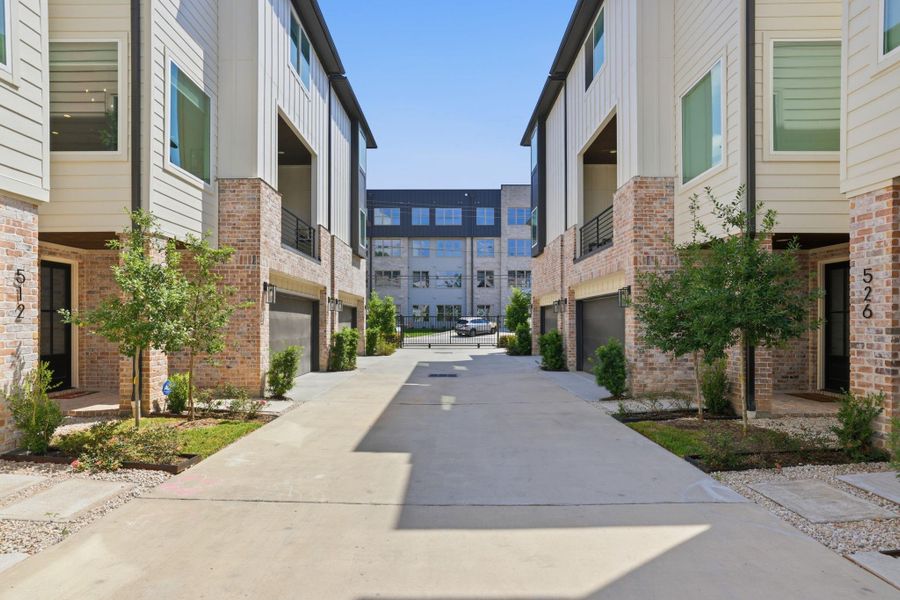 Condo located in Houston, TX showcasing its design and architecture (Image 5).