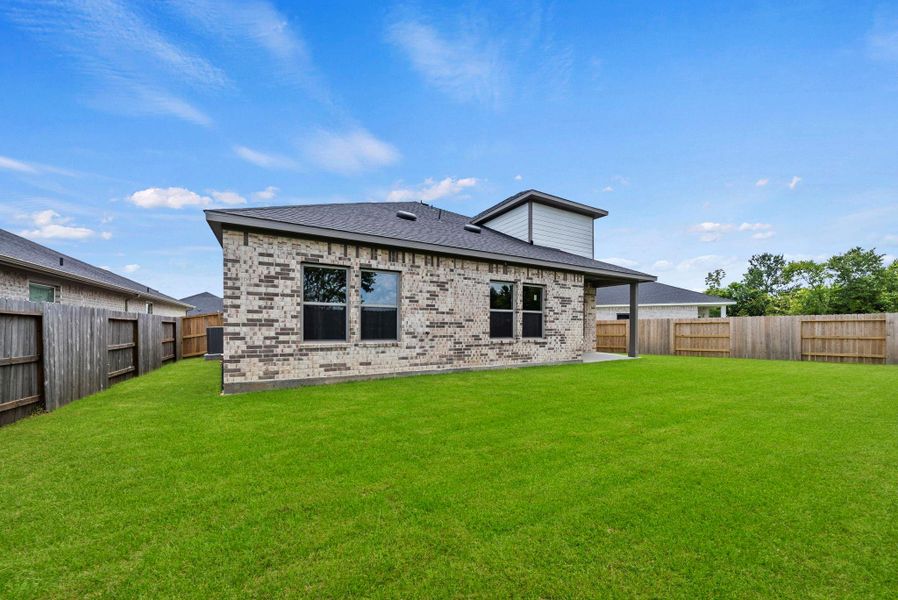 Exterior details and patio area of a home in Laurel Landing, Alvin (Image 20).
