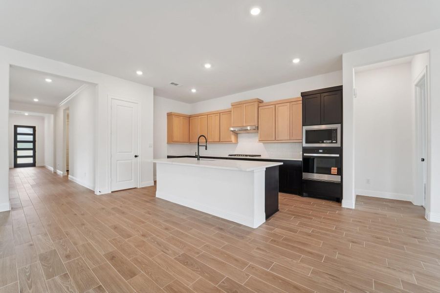 Furnished interior view inside a new home in Evergreen 55', Conroe (Image 7).