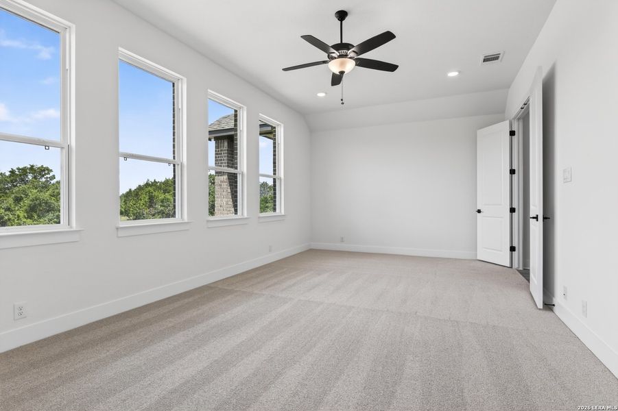 Spacious, unfurnished interior of a new home in Waldsanger, New Braunfels (Image 31).