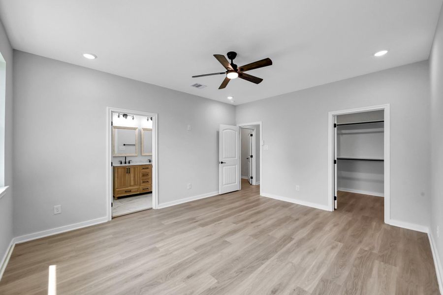 Spacious, unfurnished interior of a new home in , Willis (Image 25).