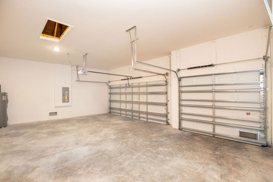 Spacious, unfurnished interior of a new home in Cape Coral, Cape Coral (Image 22).
