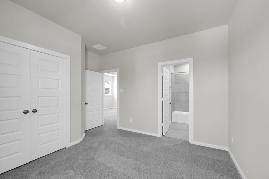 Spacious, unfurnished interior of a new home in Canterra Creek  60', Rosharon (Image 33).