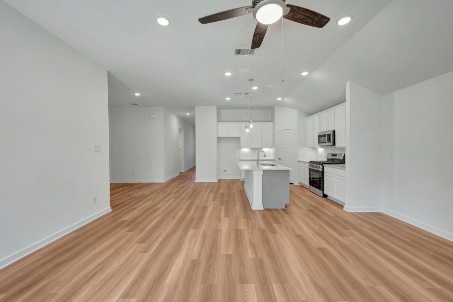 Spacious, unfurnished interior of a new home in Ambrose, La Marque (Image 19).