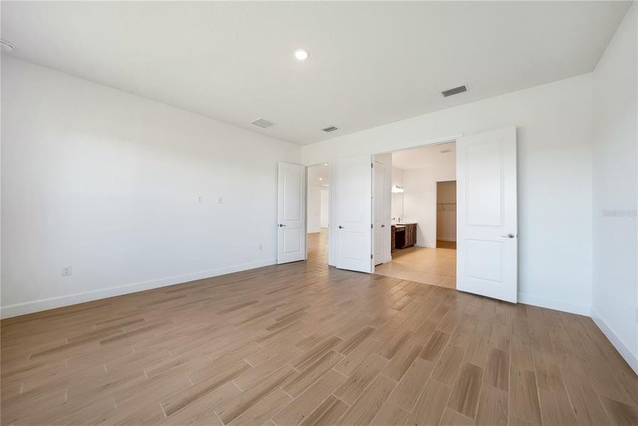 Spacious, unfurnished interior of a new home in Esplanade at Skye Ranch, Sarasota (Image 37).