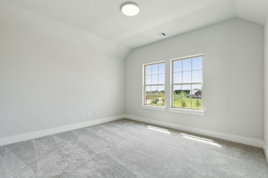 Spacious, unfurnished interior of a new home in Dove Hollow, Waxahachie (Image 24).