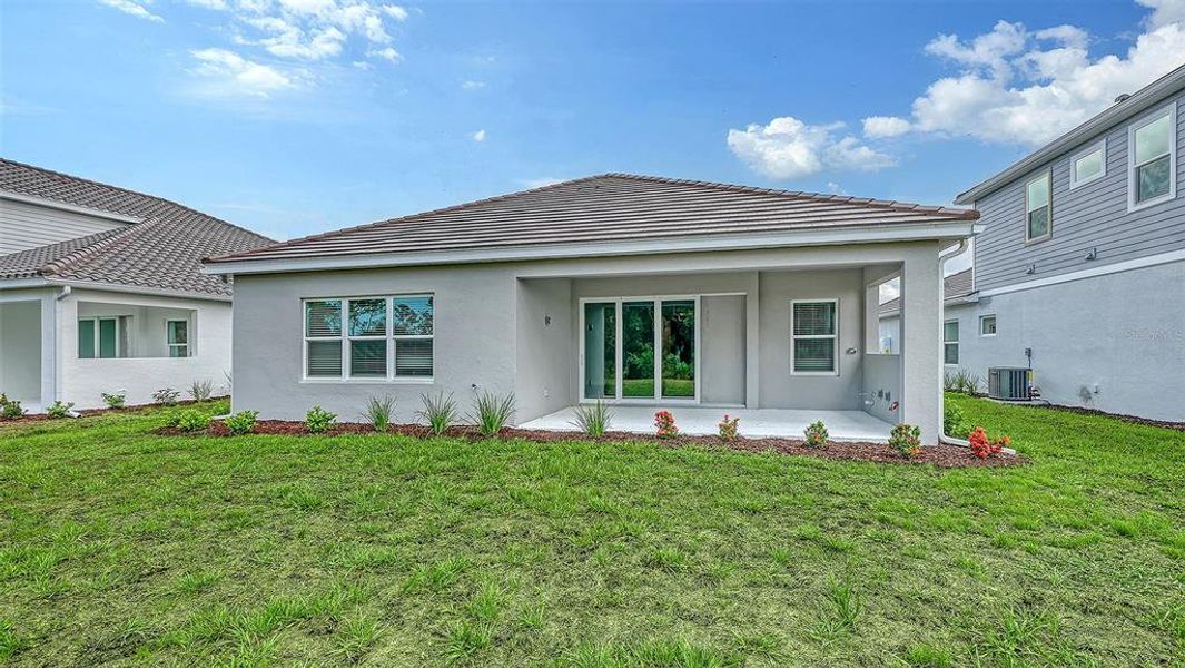 Exterior details and patio area of a home in Grand Park, Sarasota (Image 26).
