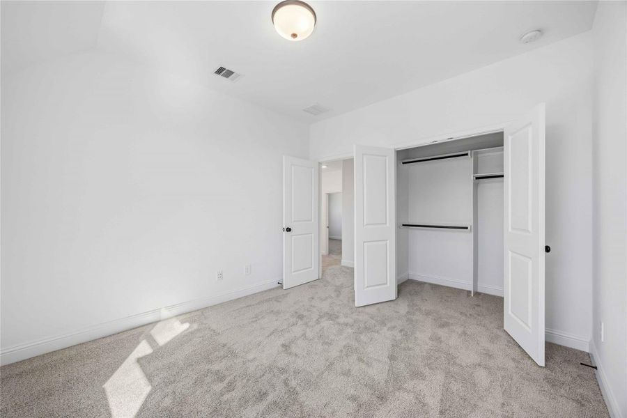 Spacious, unfurnished interior of a new home in Sienna, Missouri City (Image 27).